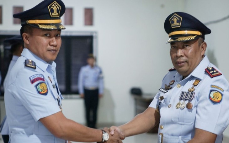 Kalapas Cilegon Enjat Lukmanul Hakim (kanan) saat memberikan ucapan selamat kenaikan pangkat personilnya, Kamis (4/5) 