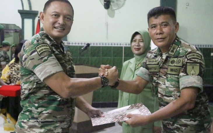Dandim 0803/Madiun Letkol Inf Meina Helmi saat memberikan penghargaan Mayor Arh Wahyu memasuki MPP, Jum'at (12/5)