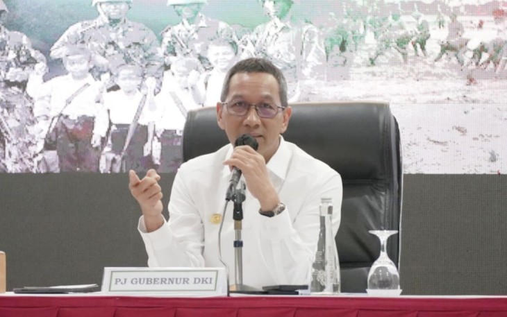 Pj Gubernur DKI Jakarta Heru Budi Hartono saat memberikan pembekalan dalam Apel Dansat Tersebar Kodam Jaya, Senin (15/5)