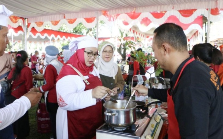 Bupati Sragen Kusdinar Untung Yuni Sukowati unjuk kebolehan memasak meriahkan Hari Jadi Kab Sragen ke 277