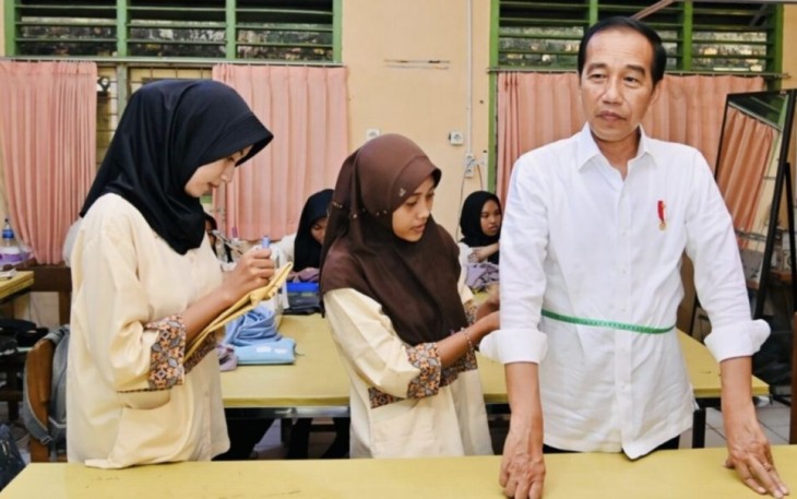 Presiden Joko Widodo meninjau kegiatan belajar mengajar di SMKN 4 Kota Jambi, Provinsi Jambi, Selasa (16/5)