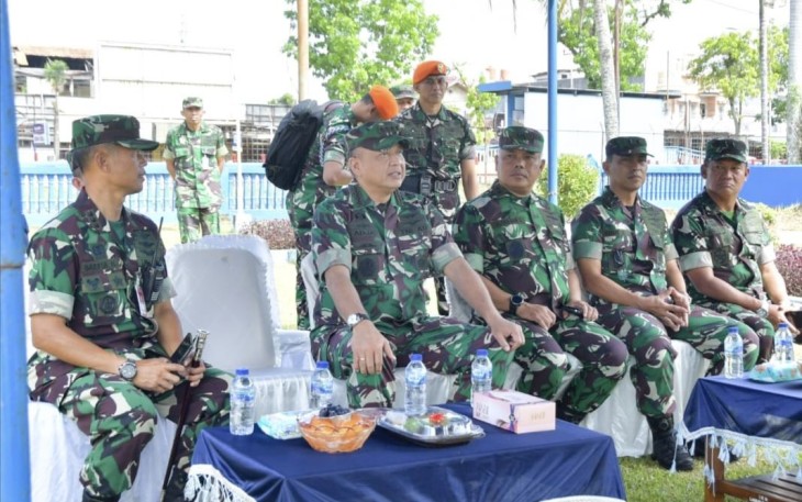 Danlanud Sutan Sjahrir (kiri) saat mendampingi Kasau dalam kunjungan kerja di Lanud Sutan Sjahrir, Jum'at (19/5)