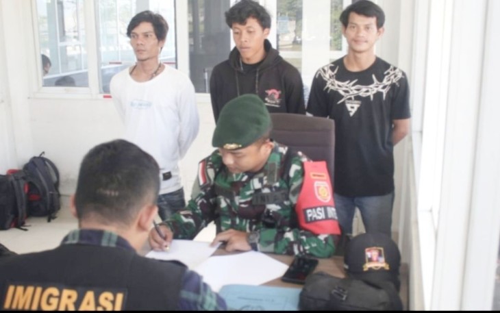 Satgas Yonarmed 10/Bradjamusti saat menyerahkan PMI Non Prosedural ke Imigrasi Perbatasan 