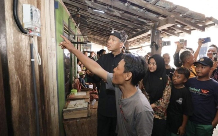 Ganjar Pranowo saat sambangi warga terima bantuan sambungan listrik gratis, Kamis (8/6) 