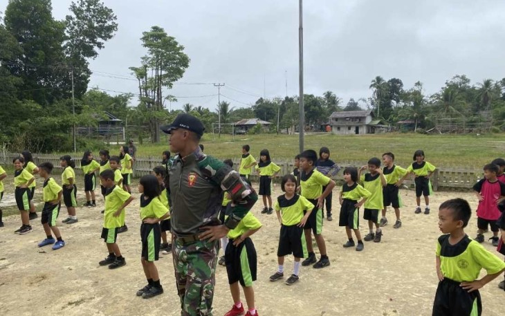 Materi senam bersama siswa di perbatasan 
