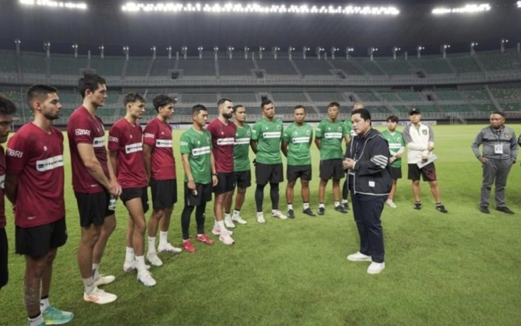 Erick Thohir saat memberikan motivasi pemain jelang pertandingan matchday melawan Palestina di stadion GBT Surabaya 