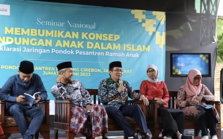 Direktur Pendidikan Diniyah dan Pondok Pesantren, Waryono Abdul Ghofur (ketiga dari kanan)