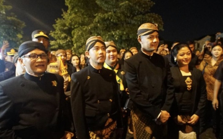 Ganjar bersama Gibran Rakabuming Raka mengikuti kirab malam 1 Sura di Surakarta, Selasa (18/7)