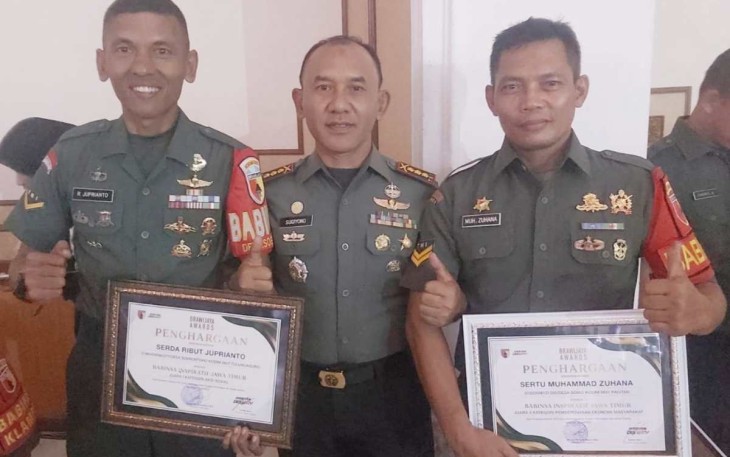 Danrem 081/DSJ Kolonel Inf H. Sugiyono bersama prajuritnya meraih penghargaan Brawijaya Award 2023