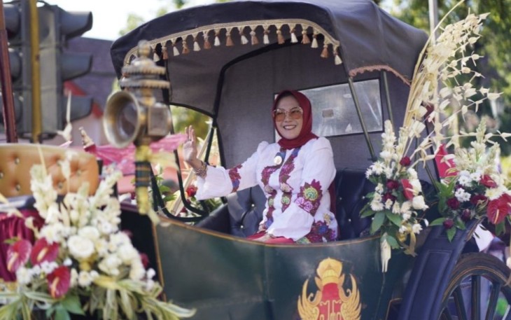 Bupati Klaten Sri Mulyani pakai kebaya putih lurik menaiki kereta kencana dalam ajang Klaten Lurik Carnival 2023, Minggu (30/7)