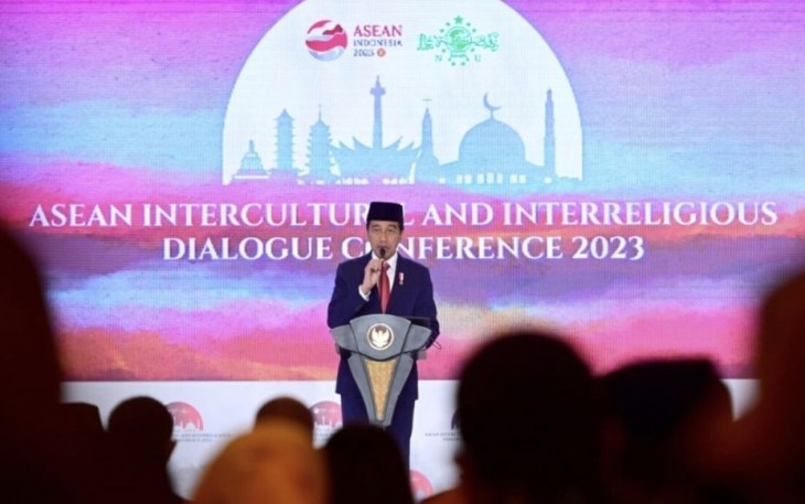 Presiden Joko Widodo secara resmi membuka Konferensi Dialog Antarbudaya dan Antaragama ASEAN Tahun 2023 atau ASEAN Intercultural and Interreligious Dialogue Conference (IIDC) yang digelar di Hotel Ritz-Carlton, Jakarta, pada Senin, 7 Agustus 2023