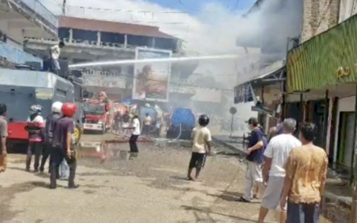 Aksi personel Polres Belu gunakan mobil water Canon padamkan kebakaran toko, Rabu (9/8)