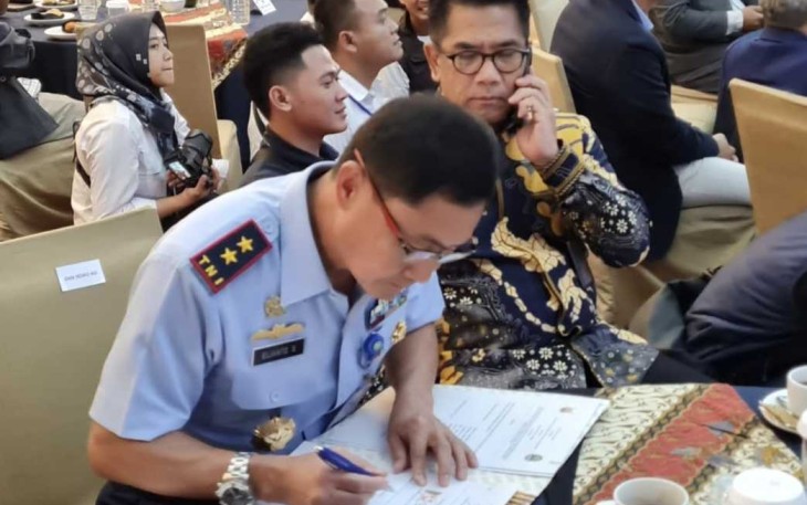 Danseskoau Marsda TNI Elianto Susetio menandatangani perjanjian hibah daerah, Rabu (9/8)