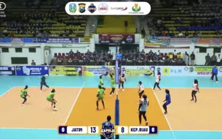 Tim Voli Putri Jatim saat bertanding melawan Kepri, di GOR Tri Dharma Petrokimia Gresik, Senin (14/8)