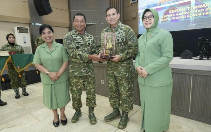 Pangdivif 2 Kostrad Mayjen TNI Haryanto bersama Mayjen TNI Syafrial usai sertijab di Makostrad Gambir, Jakarta, Selasa (15/8)