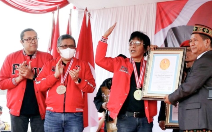 Anggota DPR RI dapil Jabar Adian Napitupulu saat menerima piagam rekor Muri di Bogor, Selasa (15/8)