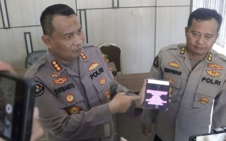 Kabid Humas Polda Jatim Kombes Dirmanto saat memberikan keterangan pers postingan IG ahmadsahroni88 di Mapolda Jatim , Rabu (23/8)