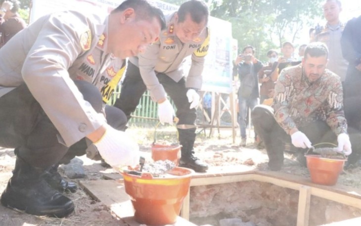 Kapolda Jatim Irjen Pol Toni Harmanto bersama Wali Kota Probolinggo Habib Hadi Zainal Abidin saat groundbreaking, Kamis (24/8) 