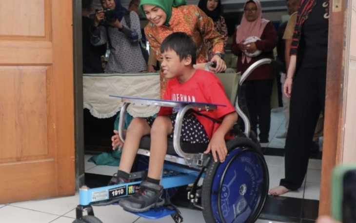 Penyandang disabilitas mencoba kursi roda bantuan pemerintah Australia di Semarang, Senin (28/8)