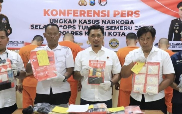Kasat Narkoba Polres Kediri Kota AKP Ipung saat konferensi pers, Kamis (31/8)
