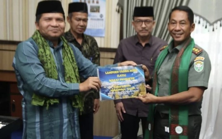 Pangdam IM Mayjen TNI Novy Helmy Prasetya bersama Ketua MPU Aceh, Kamis (31/8)