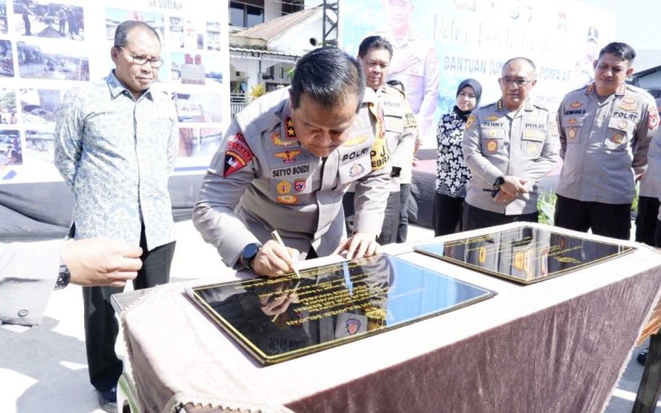 Kapolda Sulsel Irjen Pol Drs. Setyo Boedi Moempoeni Harso saat meresmikan sumur bor di Kota Makassar, Jum'at (15/9)