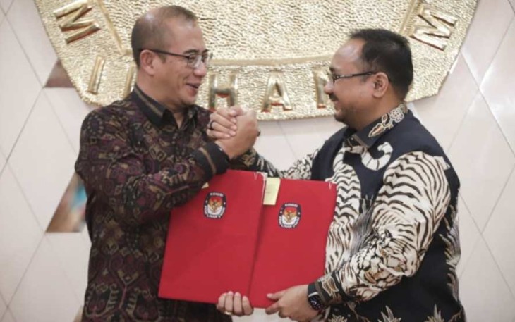 Menag bersama Ketua KPU menandatangani MoU sinergi penyelenggaraan pemilu 2024 di gedung KPU RI, Jakarta,, Jumat (15/9/23)