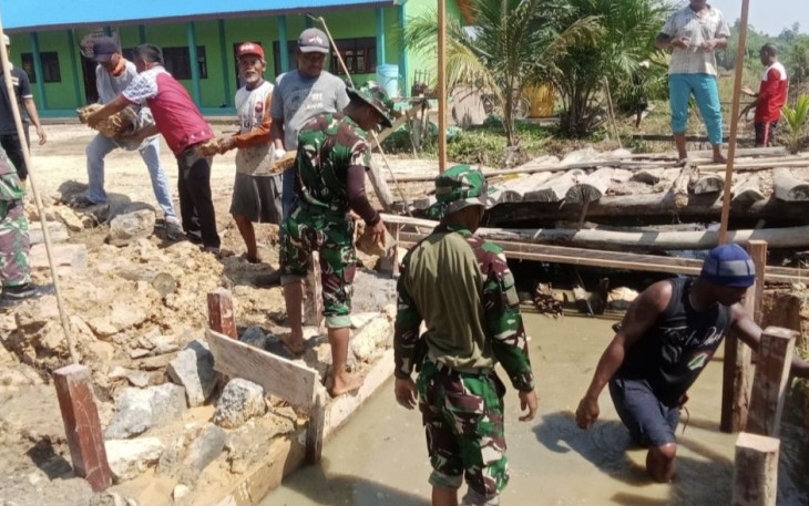 Bangun jembatan di Kampung Melati Jaya Kecamatan Gunung Tabur, Kabupaten Berau, Jum'at (22/9)