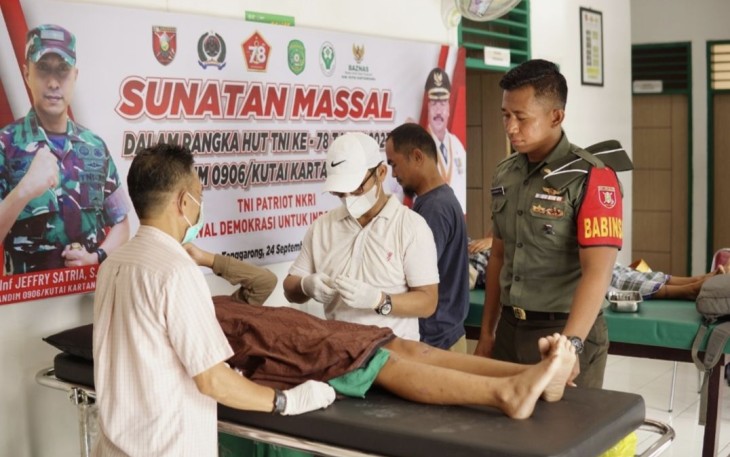 Sunatan massal di Makodim 0906/KKR, Minggu (24/9)