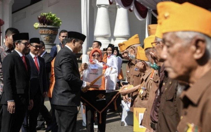 Menkominfo Budi Arie Setiadi saat memberikan santunan veteran dalam Hari Bhakti Pos dan Telekomunikasi ke 78 di Bandung, Rabu (27/9)
