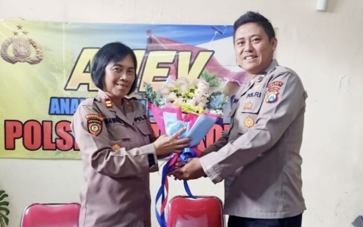 Kapolsek Batu Iptu Mawang Kenti Pratiwi saat menerima surprise dari anggotanya. Rabu (27/9)