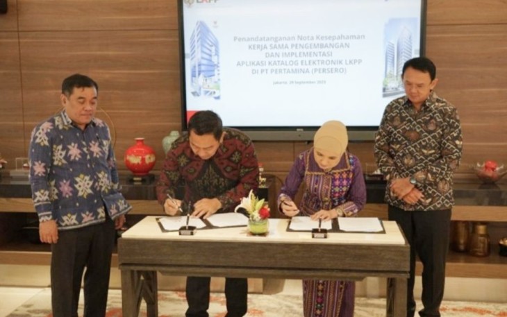 Kepala LKPP RI, Hendrar Prihadi dengan Direktur Utama PT. Pertamina (persero), Nicke Widyawati saat penandatanganan nota kesepahaman terkait pengembangan dan implementasi E-Katalog.