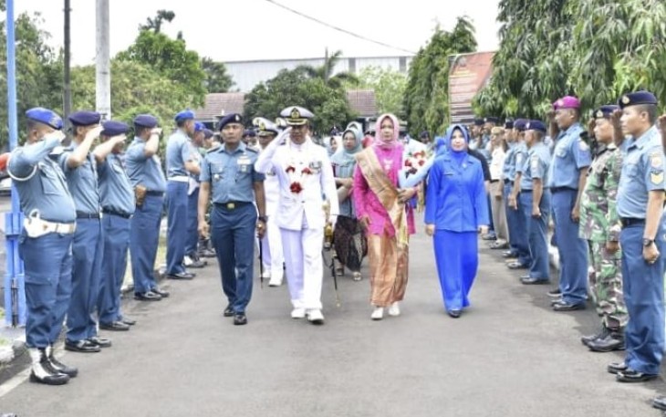 Danlanal Cilacap Kolonel Laut (P) Bambang Subeno saat prosesi pelepasan prajuritnya purna tugas, Senin (2/10)