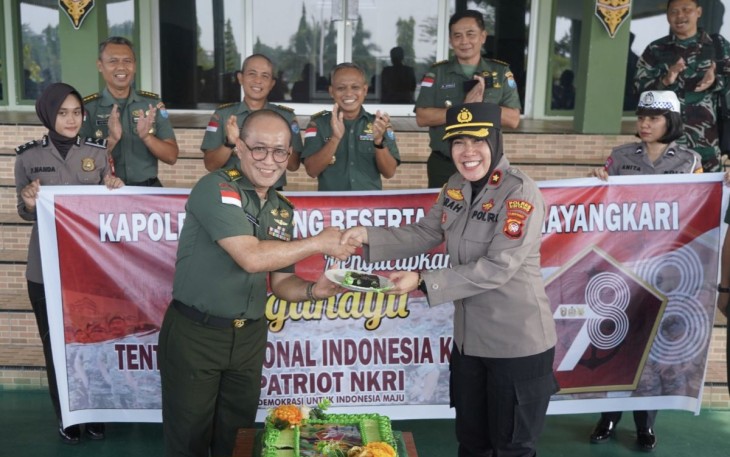Kasrem 121/Abw Kolonel Inf Soelistyo Bawono menerima surprise Wakapolres Sintang, Kamis (5/10)
