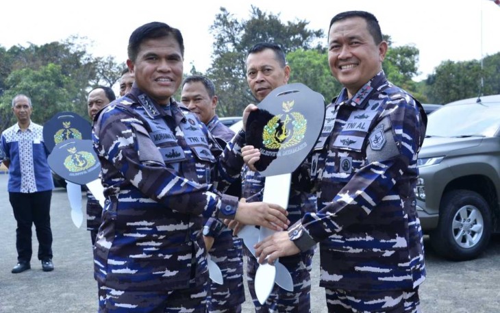 Kasal Laksamana TNI Muhammad Ali menyerahkan secara simbolis kunci randis kepada Pangkolinlamil Laksda TNI Edwin di Jakarta, Jum'at (6/10)