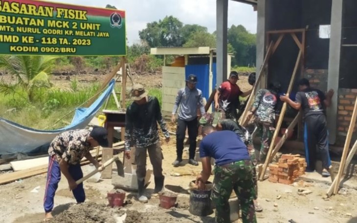 Pemaasangan Kusen Pintu MCK Sasaran Fisik TMMD ke 118 Kodim Berau, Senin (9/10)