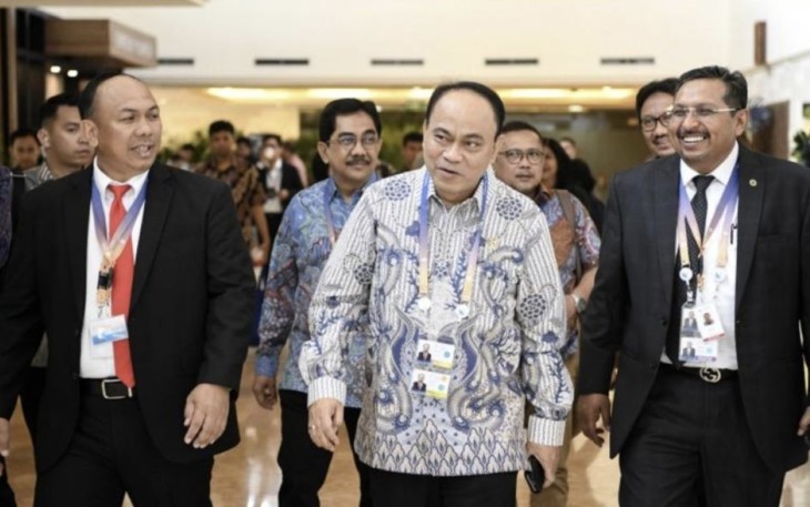 Menkominfo Budi Arie Setiadi (kemeja batik) saat pengecekan jaringan keamanan telekomunikasi KTT AIS Forum 2023 di Badung, Bali, Selasa (10/10)