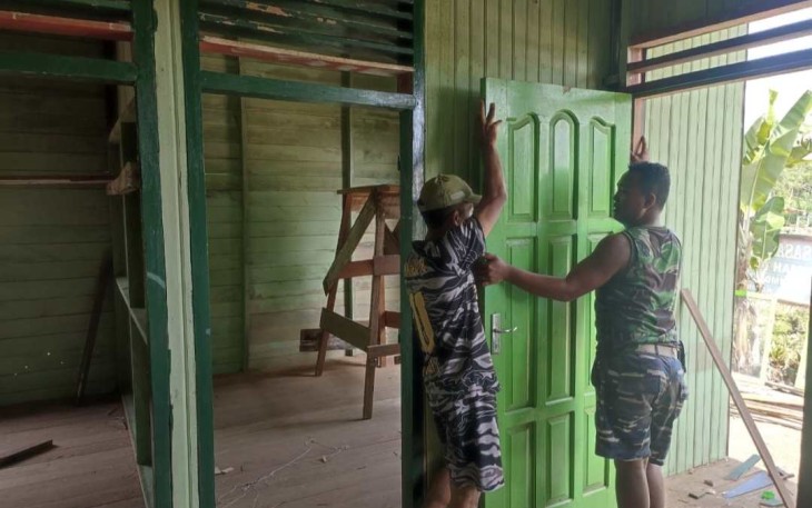 Pemasangan pintu RTLH TMMD Kodim Berau