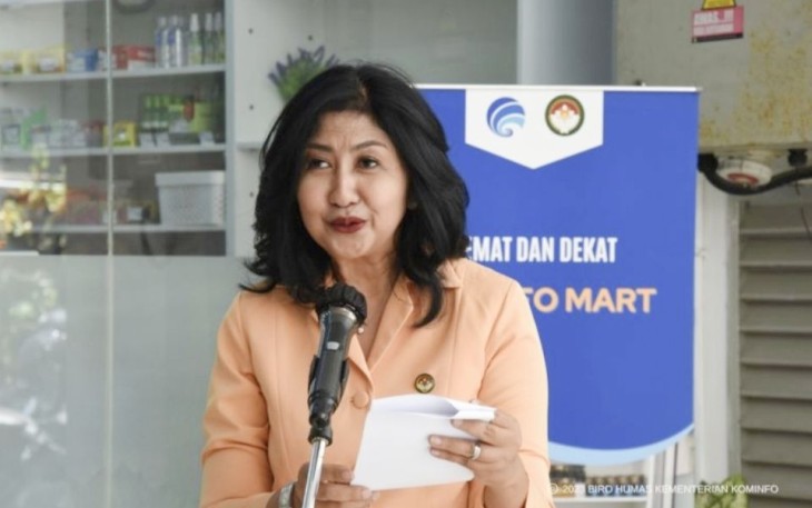 Penasihat Dharma Wanita Persatuan (DWP) Kementerian Komunikasi dan Informatika Dina Budi Arie Setiadi (kiri) didampingi Wakil Ketua 3 Bidang Ekonomi DWP Kominfo, Ratna Semuel Pangerapan meresmikan Kominfo Mart di Kantor Kementerian Kominfo, Kamis (19/10).