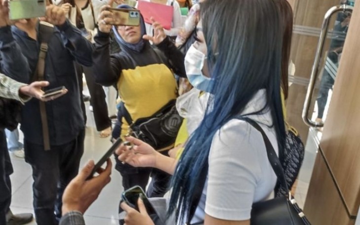 DJ Tessa Morena saat memberikan keterangan pers di mapolda Jatim, Kamis (19/10)
