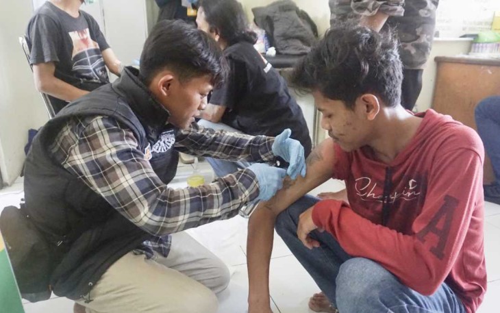 Warga binaan Lapas Cilegon saat proses hapus tato, Kamis (19/10)
