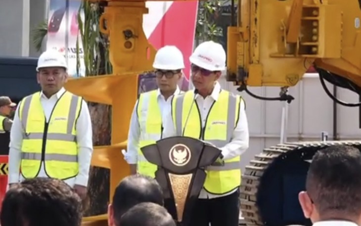 Pj Gubernur DKI Jakarta Heru Budi Hartono saat groundbreaking LRT Jakarta fase 1B di Jakarta, Senin (30/10)