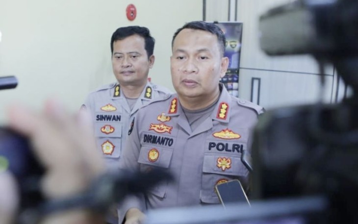 Kabid Humas Polda Jatim Kombes Dirmanto saat memberikan keterangan pers 