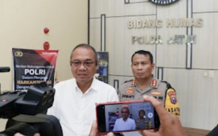 Kabid Labfor Polda Jatim Kombes Pol Sodiq Pratomo didampingi Kabid Humas Polda Jatim Kombes Pol Dirmanto saat memberikan keterangan pers, Selasa (12/12)