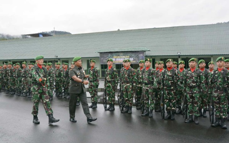 Danrem 023/KS Kolonel Inf Lukman Hakim saat inspeksi pasukan dalam pelaksanaan upacara Hari Juang TNI AD tahun 2023, Sibolga, Jum'at (15/12)