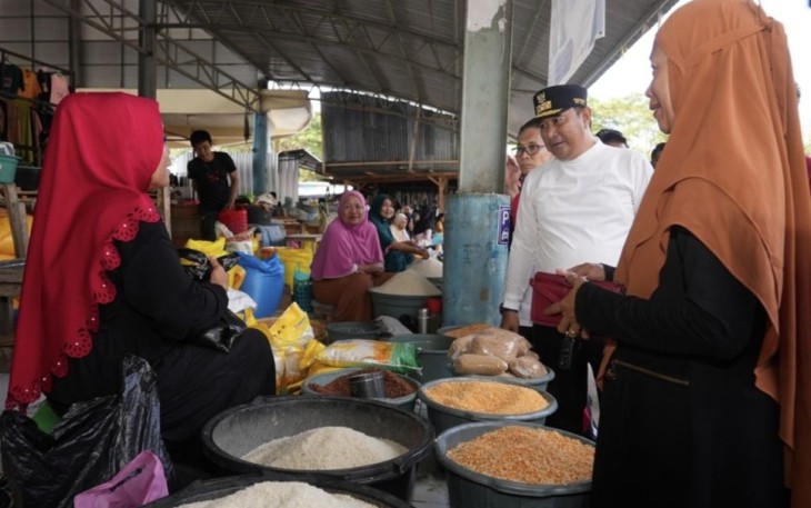 Pj Gubernur Sulsel Bachtiar Baharuddin saat berdialog dengan pedagang pasar Cekkeng Bulukumba 