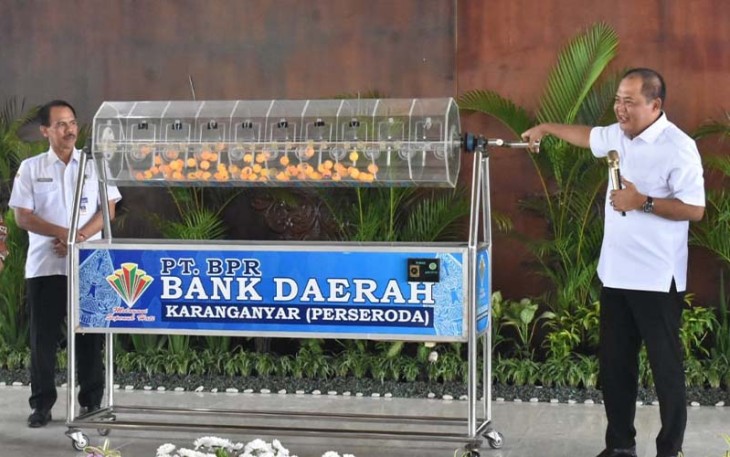 Bupati Karanganyar Juliyatmono mengundi hadiah utama tahap 1 Tabungan Sembada dan Sicermat, perayaan Hari Ulang Tahun (HUT) ke-54 Bank Daerah Karanganyar, Rabu (15/3/2023).