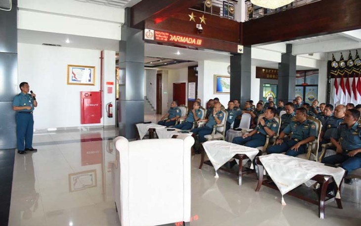 Pangkoarmada III saat Terima Paparan Kesiapan Bakti Kesehatan di Papua Barat Daya