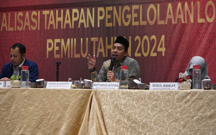 Devisi Perencanaan dan Logistik KPU Jatim Miftahur Rozaq pada acara Media Gathering Bersama 100 Orang Awak Media terkait sosialisasi tahapan pengelolaan logistik dan peran media dalam kampanye pemilu 2024 di  hotel Movenpick, Surabaya, Rabu (4/10/2024).