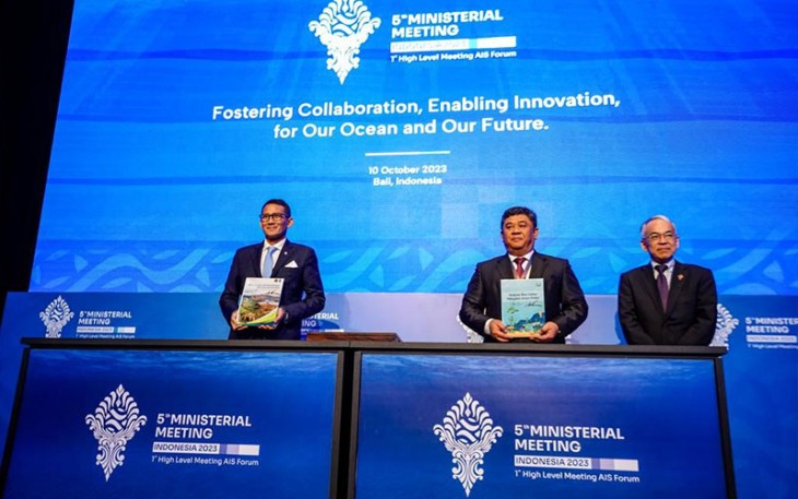 Menteri Pariwisata dan Ekonomi Kreatif/Kepala Badan Pariwisata dan Ekonomi Kreatif (Menparekraf/Kabaparekraf) Republik Indonesia Sandiaga Salahuddin Uno menerima Peta Jalan Dekarbonisasi (Decarbonization Roadmap) dari United Nations Development Programme (UNDP) sebagai dokumen yang akan menjadi acuan bersama dalam menyusun rencana strategis dalam menjalankan aksi iklim di sektor pariwisata yang lebih ramah lingkungan, rendah emisi, dan mencapai net zero emission, Selasa (10/10/2023) di Bali Nusa Dua  